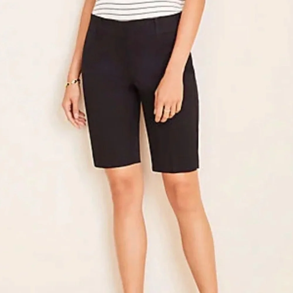 Ann Taylor Black Boardwalk Shorts With pockets, Size 8 - Picture 2 of 6